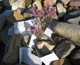 Unloading of stones and prayer notes